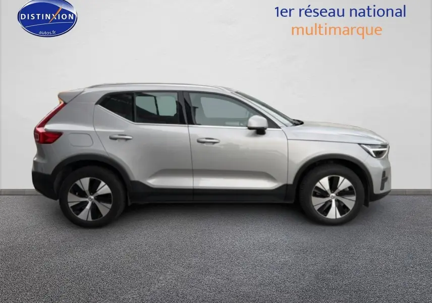 Profil droit d’un Volvo XC40 T4 recharge gris 2023 avec jantes alu et lignes épurées.