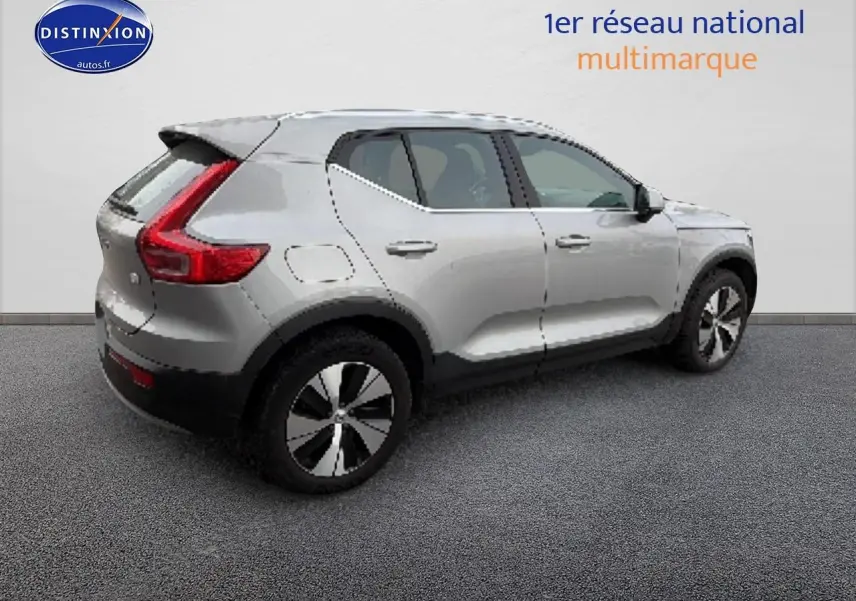 Vue 3/4 arrière droite d'un Volvo XC40 T4 gris avec jantes alu et feux arrière LED distinctifs.