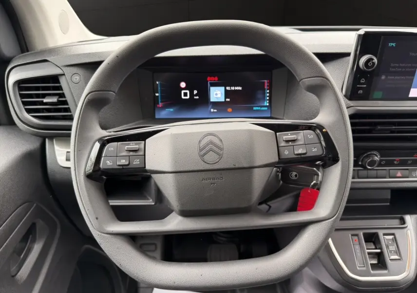 Vue centrée sur le volant multifonctions gris du Citroën Jumpy XL 2026 avec tableau de bord numérique et écran tactile.