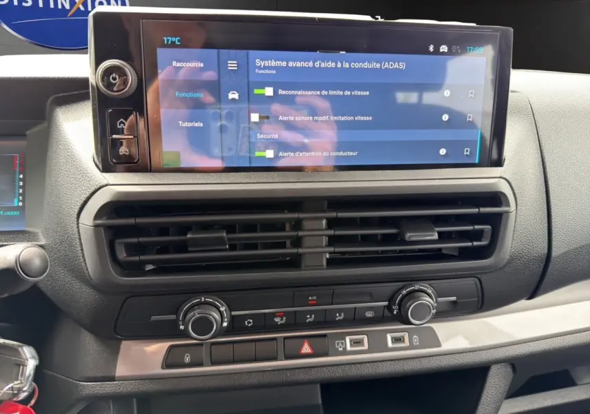 Vue rapprochée de l'écran tactile et de la console centrale du Citroën Jumpy XL 2026, affichant l'aide à la conduite.
