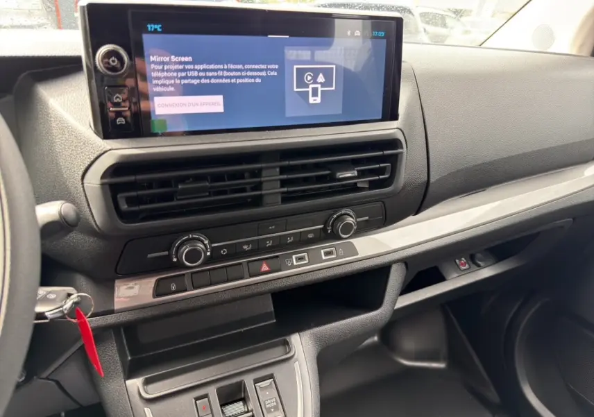Vue intérieure du tableau de bord du Citroën Jumpy XL 2026, avec écran tactile central et commandes climatisation visibles.