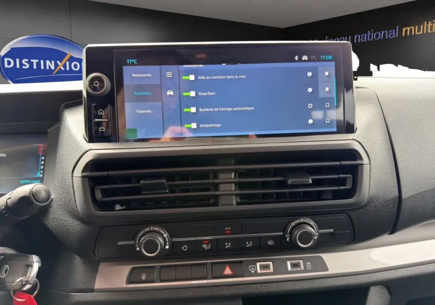 Vue rapprochée du tableau de bord du Citroën Jumpy gris foncé, avec écran tactile affichant les assistances à la conduite.