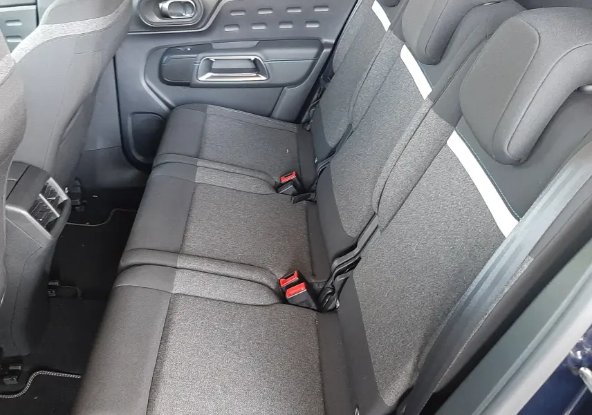 Vue intérieure côté droit des sièges arrière gris tissu avec bande blanche du Citroën C5 Aircross 2025 bleu Eclipse.