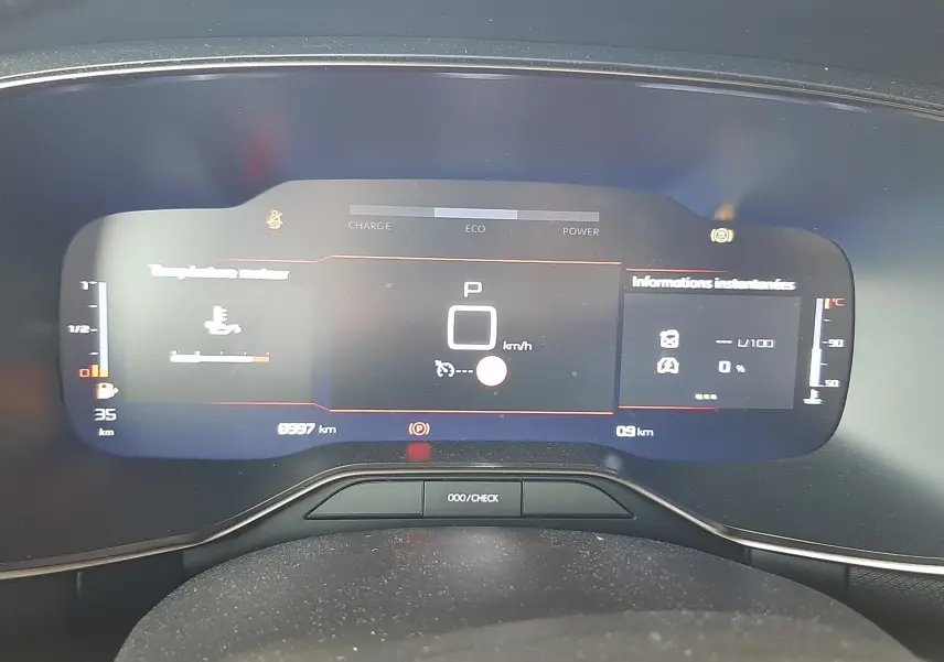 Tableau de bord numérique du Citroën C5 Aircross 1.2 Hybrid 145ch Plus, affichage central avec infos moteur et vitesse.