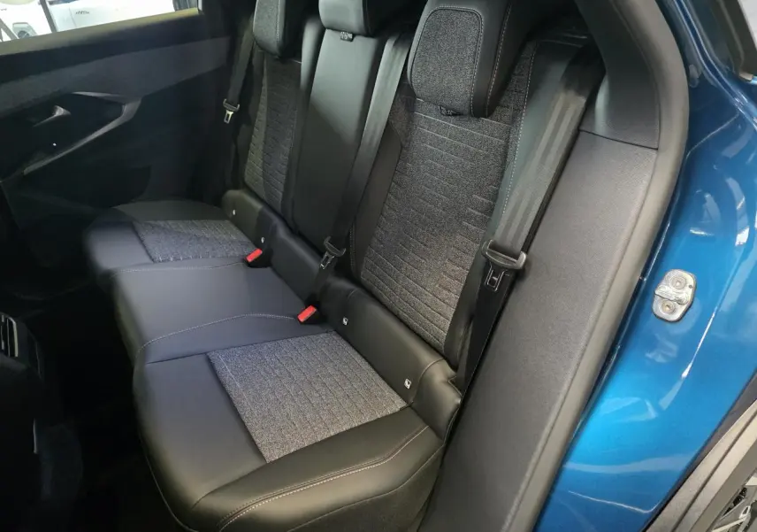 Vue côté droit de la banquette arrière du Peugeot 3008 bleu, avec sellerie tissu et cuir noir et gris chiné.