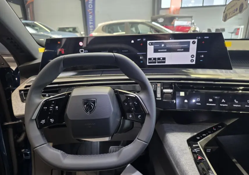 Vue intérieure du volant compact cuir noir et du tableau de bord numérique du Peugeot 3008 Hybrid 2026.