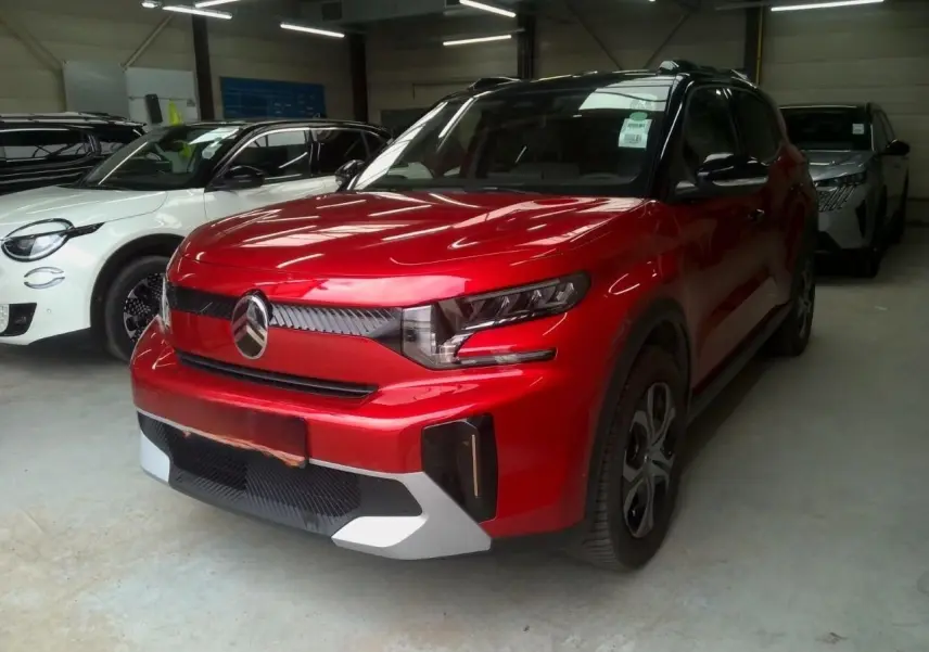 SUV Citroën C3 Aircross rouge Elixir avec toit noir, vu en 3/4 avant droit dans un garage intérieur.