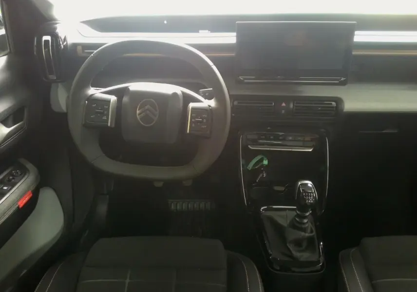Vue intérieure centrée sur le volant et la console centrale avec boîte manuelle du Citroën C3 Aircross 2025.