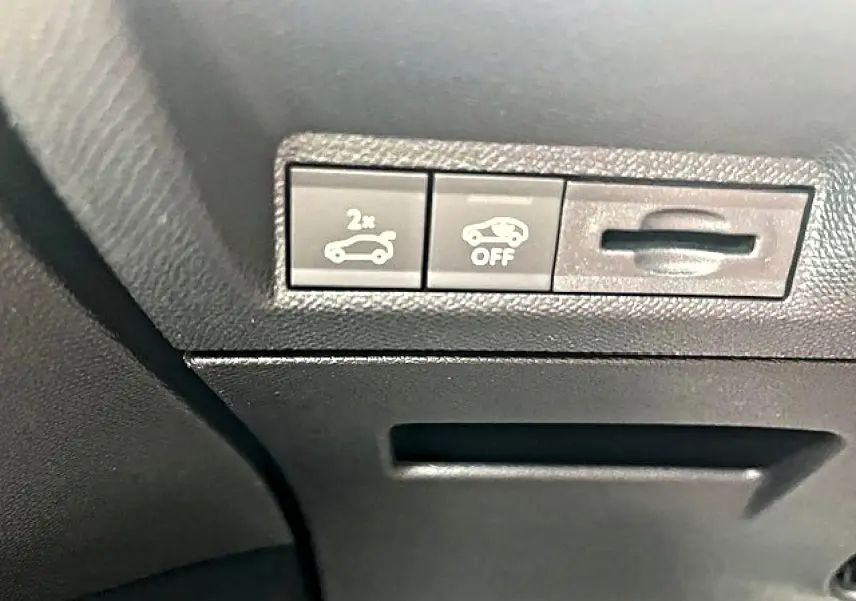 Boutons de commande du coffre électrique et désactivation de l'aide au démarrage, intérieur noir du Peugeot 3008 2025.