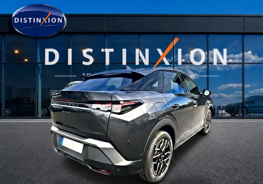 Peugeot 3008 gris titane en 3/4 arrière droit, avec jantes alliage et feux arrière LED distinctifs.