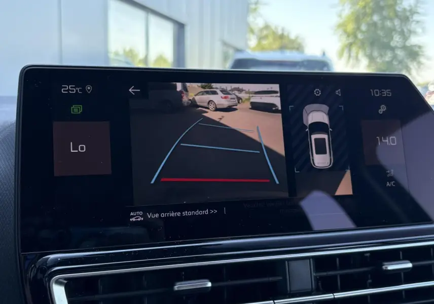 Écran tactile intérieur montrant la caméra de recul et l'affichage de la voiture en vue arrière du Citroën C5 Aircross Hybrid bleu Eclipse.
