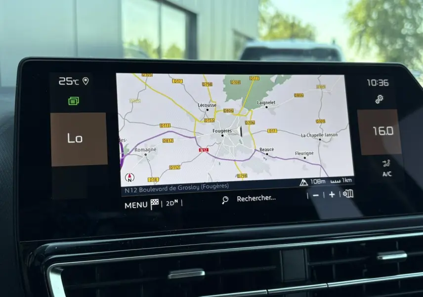 Écran tactile GPS 10 pouces du Citroën C5 Aircross Hybrid, affichant une carte routière en intérieur.