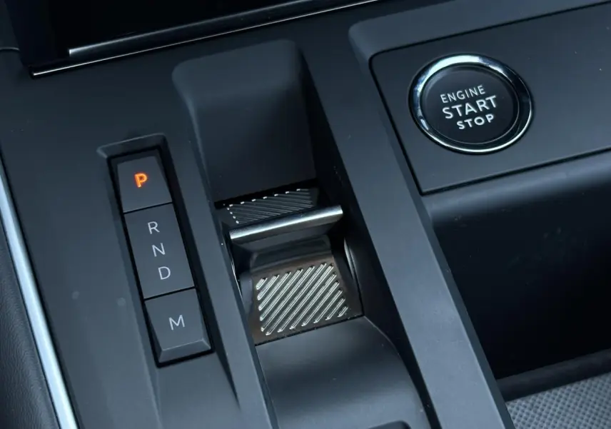 Gros plan sur la console centrale noire du Citroën C5 Aircross Hybrid avec sélecteur de vitesse électronique et bouton start/stop.