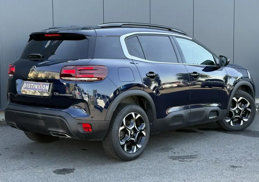 Vue 3/4 arrière droite du Citroën C5 Aircross Hybrid 145 bleu Eclipse avec jantes diamantées et hayon électrique.