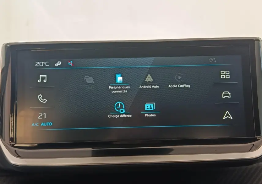 Écran tactile central de la Peugeot 208 électrique 2024 affichant Android Auto et Apple CarPlay, interface en français.