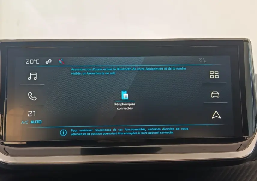 Écran tactile central de la Peugeot 208 électrique 2024 affichant la connexion Bluetooth et les réglages climatisation.