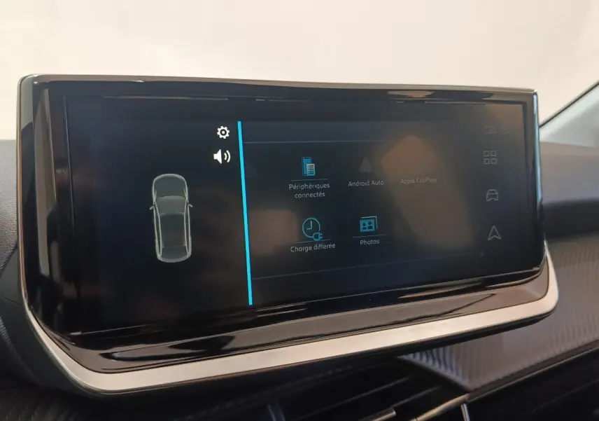 Écran tactile central de la Peugeot 208 électrique 2024 affichant les options de connectivité et charge différée.