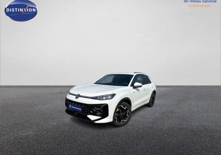 Volkswagen T-Roc blanc en 3/4 avant droit, avec jantes noires brillantes et calandre noire distinctive.