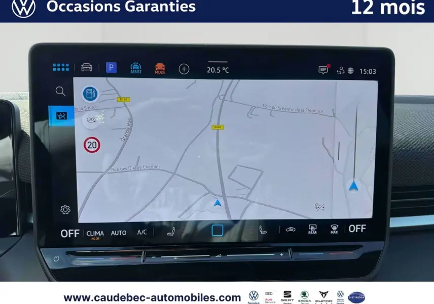 Écran tactile central du Volkswagen T-Roc 2025 affichant la navigation, vue intérieure frontale.