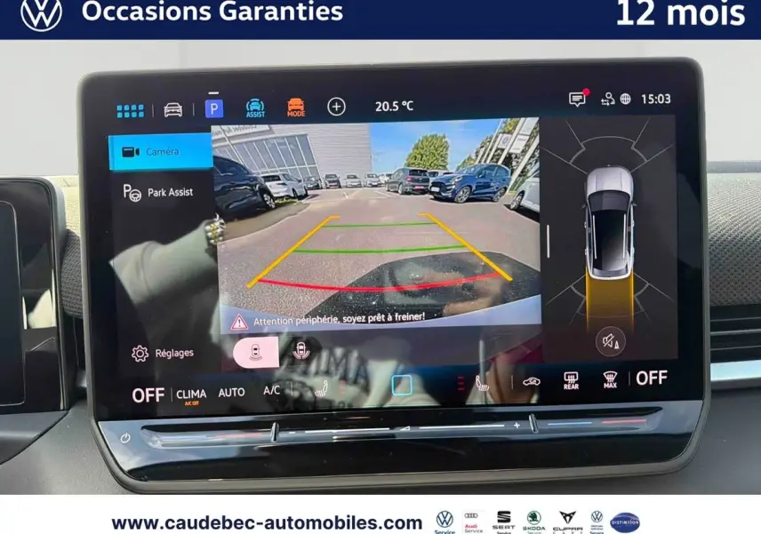 Vue intérieure sur l'écran tactile affichant la caméra de recul du Volkswagen T-Roc blanc avec aides au stationnement.