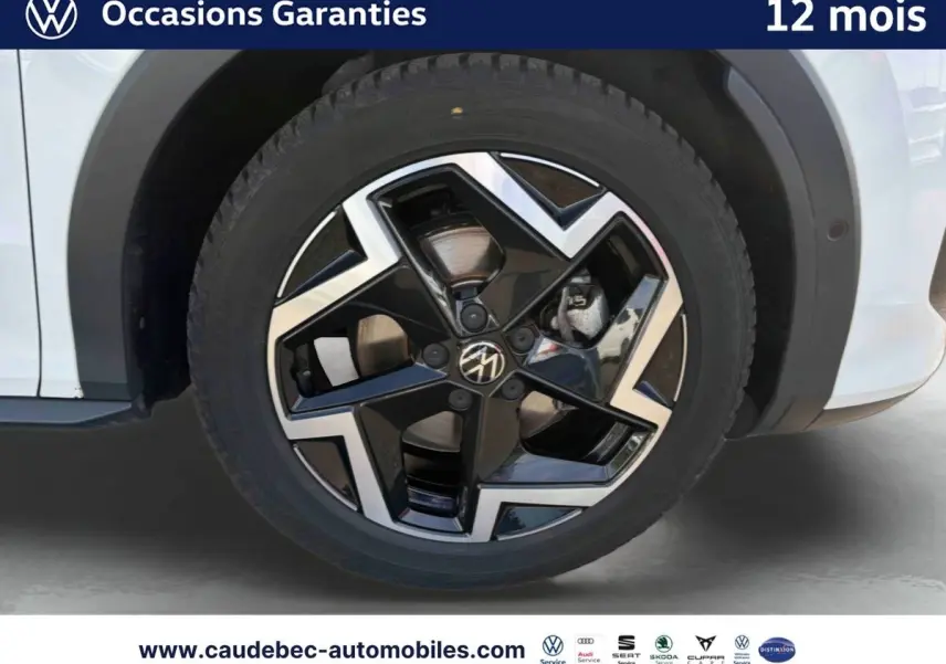 Gros plan sur la jante alliage noir et argent Coventry 18 pouces du Volkswagen T-Roc blanc, côté arrière droit.