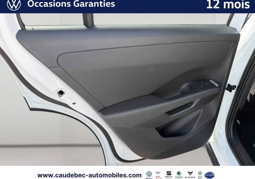 Vue rapprochée de la porte arrière gauche blanche du Volkswagen T-Roc 2025, montrant la garniture intérieure noire.