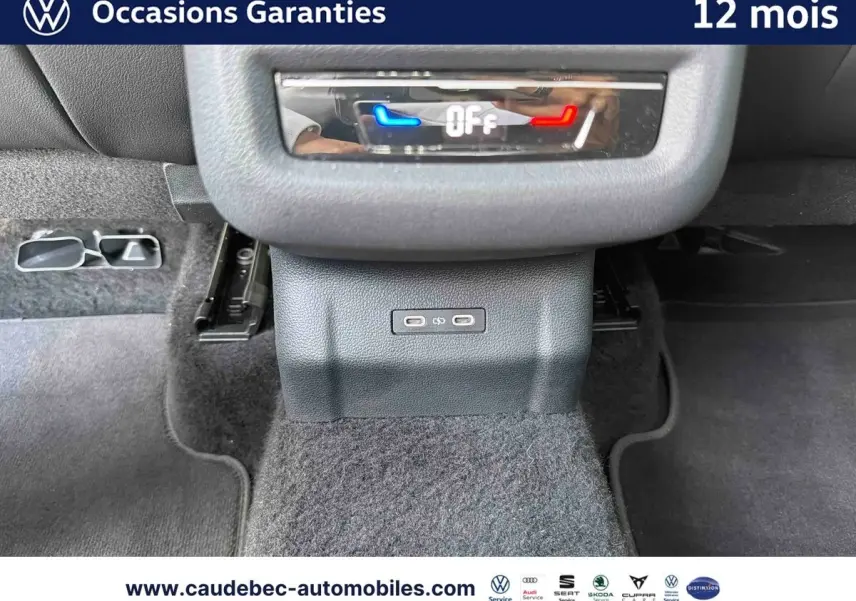 Vue rapprochée de la console centrale arrière du Volkswagen T-Roc 2025 avec ports USB-C et commande de climatisation éteinte.