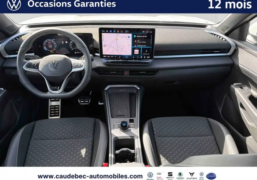 Vue intérieure avant du Volkswagen T-Roc 2025, tableau de bord moderne avec écran tactile et volant multifonction cuir.