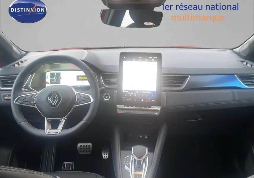 Vue intérieure avant du Renault Captur E-Tech hybride 2025, tableau de bord moderne avec écran tactile vertical.