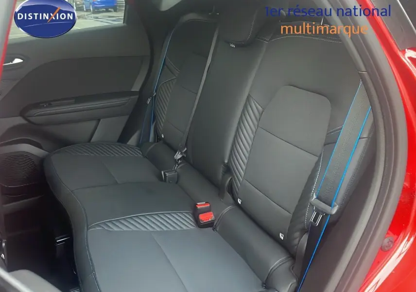 Vue intérieure sur la banquette arrière noire avec surpiqûres bleues du Renault Captur rouge passion toit noir.