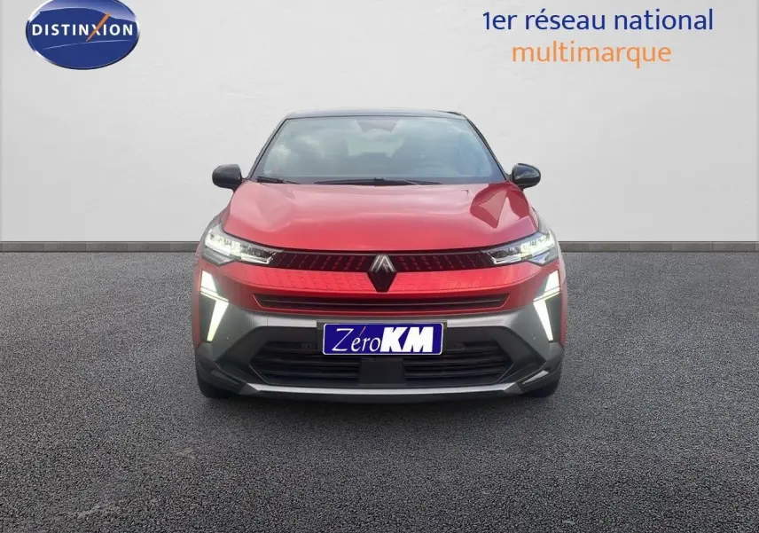 Vue avant d'un Renault Captur E-Tech hybride rouge passion avec toit noir et feux LED allumés sur fond neutre.