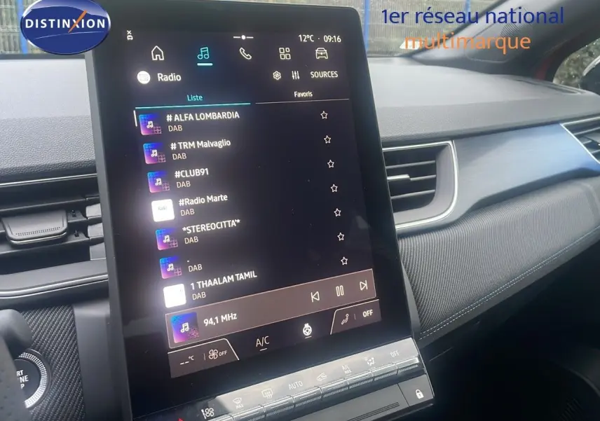 Vue intérieure du tableau de bord du Renault Captur E-Tech hybride 2025, écran tactile central affichant les stations radio.