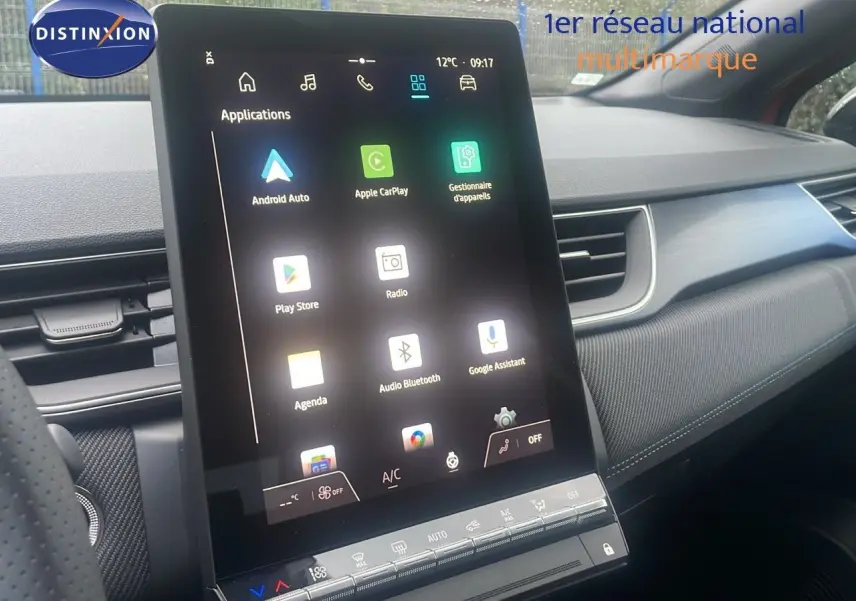 Écran tactile central vertical du tableau de bord du Renault Captur E-Tech Hybride 2025, avec interface applications connectées.