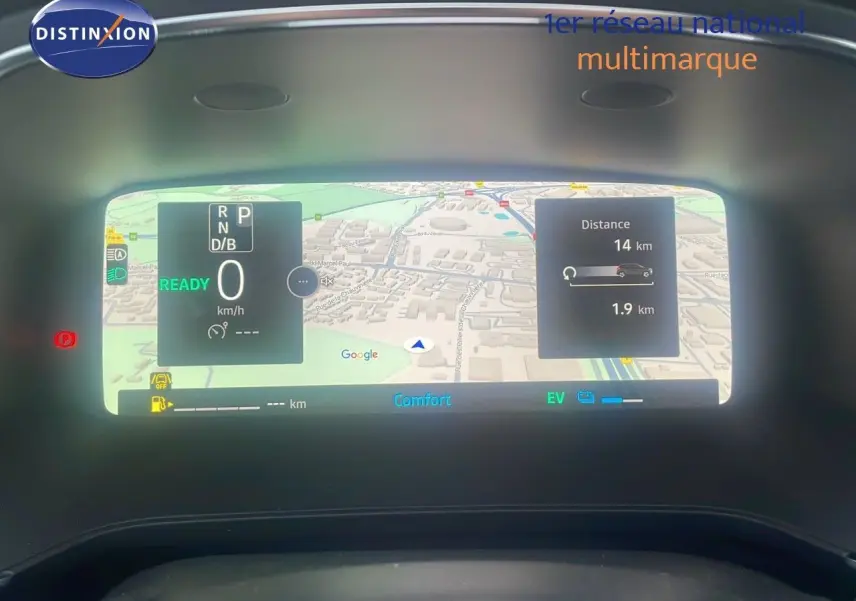 Tableau de bord numérique du Renault Captur E-Tech Hybrid 2025 affichant la navigation et les informations de conduite.