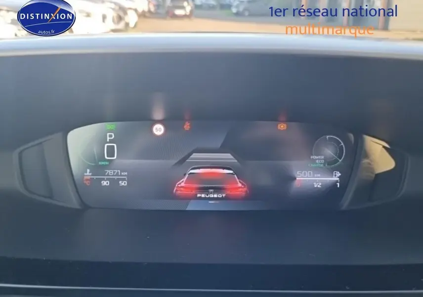 Tableau de bord numérique du Peugeot 408 Hybrid 145 allure e-dcs6 montrant les indicateurs de vitesse, énergie et alertes.