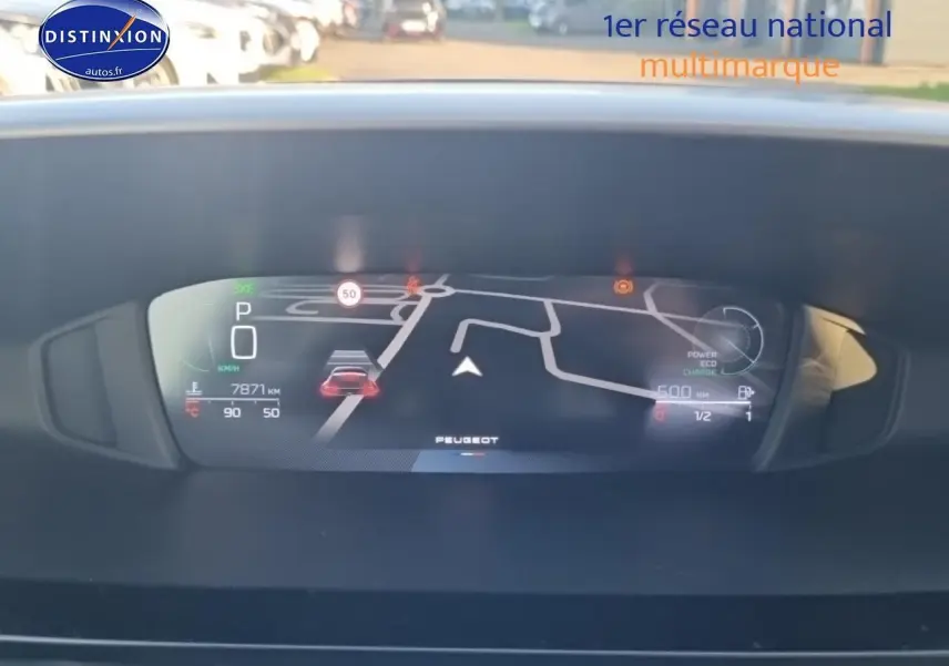 Tableau de bord numérique du Peugeot 408 Hybrid 145 allure, affichant la navigation et les informations de conduite.