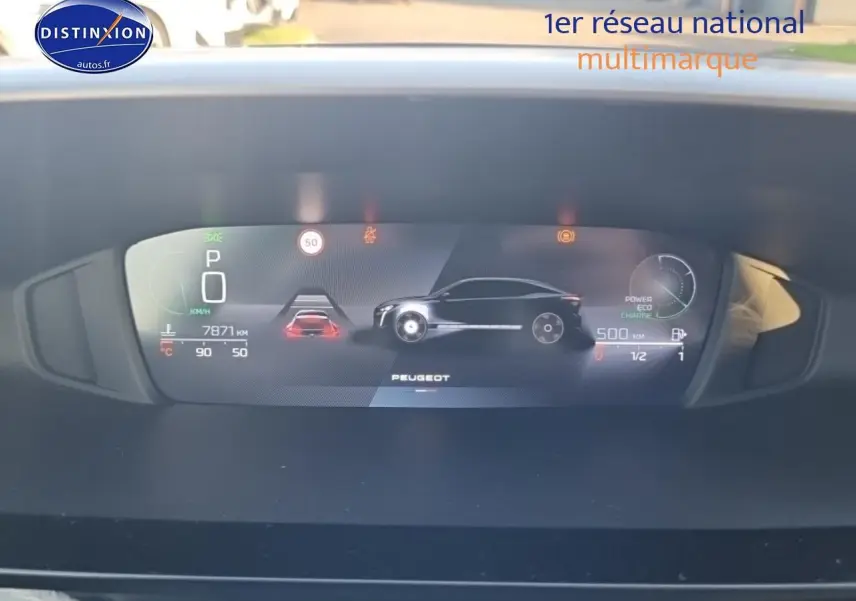 Tableau de bord numérique de Peugeot 408 Hybrid 145 allure e-dcs6 affichant vitesse, autonomie et alertes.