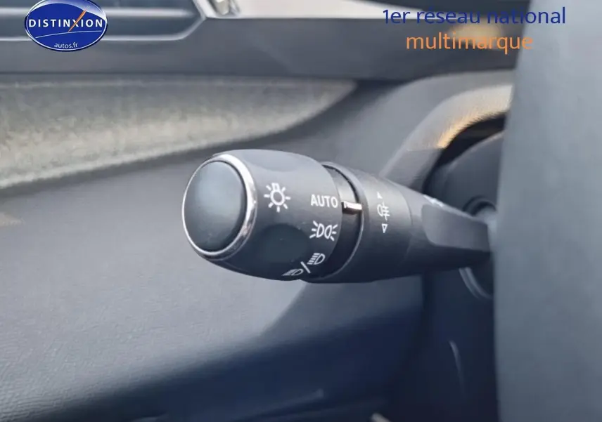 Gros plan sur la commande des phares à gauche du volant dans l’habitacle du Peugeot 408 gris sellenium e.