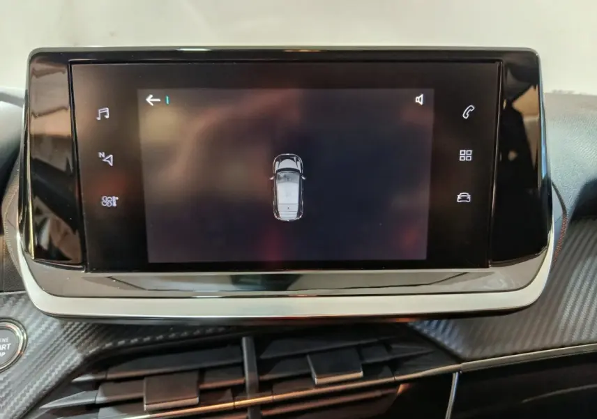 Écran tactile central affichant la vue aérienne du véhicule dans l’habitacle d’une Peugeot 208 Electrique blanche.