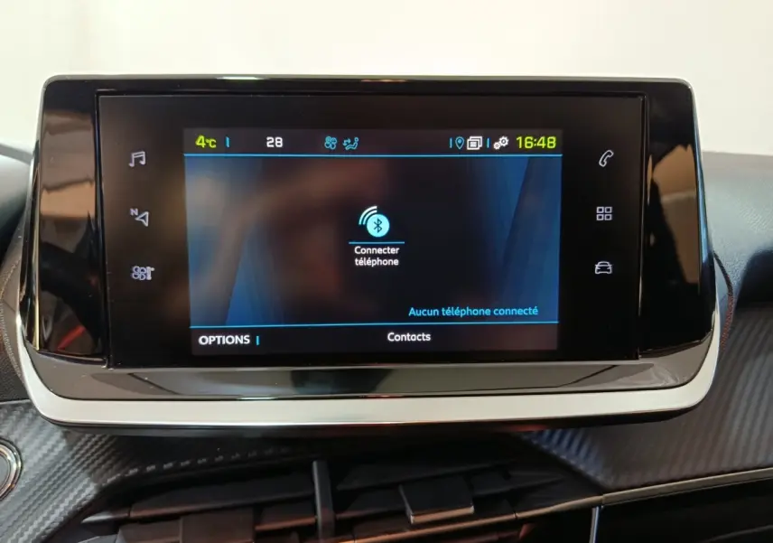Écran tactile central de la Peugeot 208 électrique Active Business 2020, affichage Bluetooth et commandes tactiles.