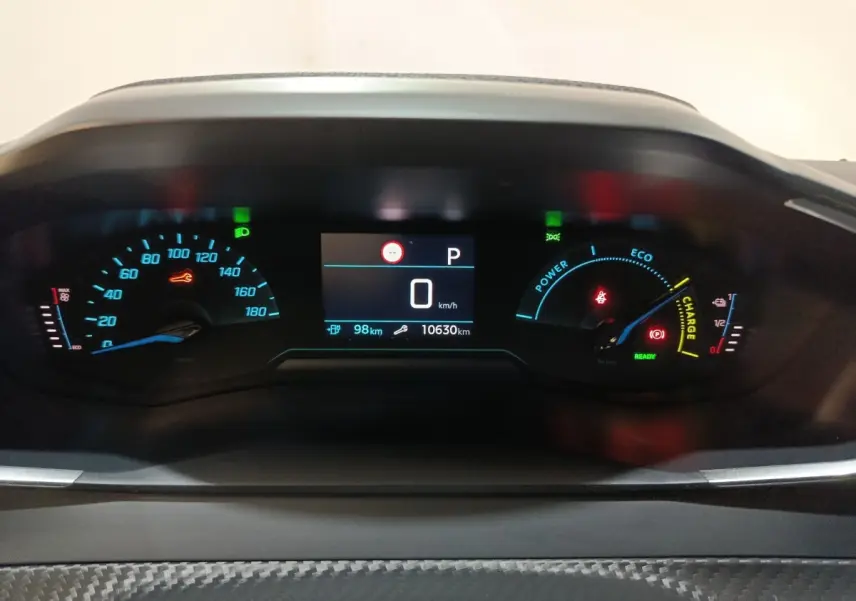 Tableau de bord numérique de la Peugeot 208 électrique Active Business 2020, affichage vitesse et autonomie.