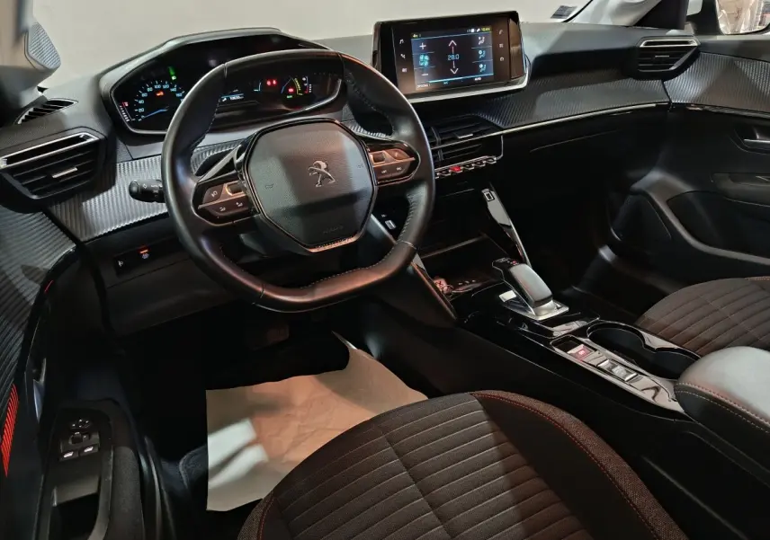 Intérieur de la Peugeot 208 Electrique Active Business 2020, vue côté conducteur sur volant cuir et écran tactile central.