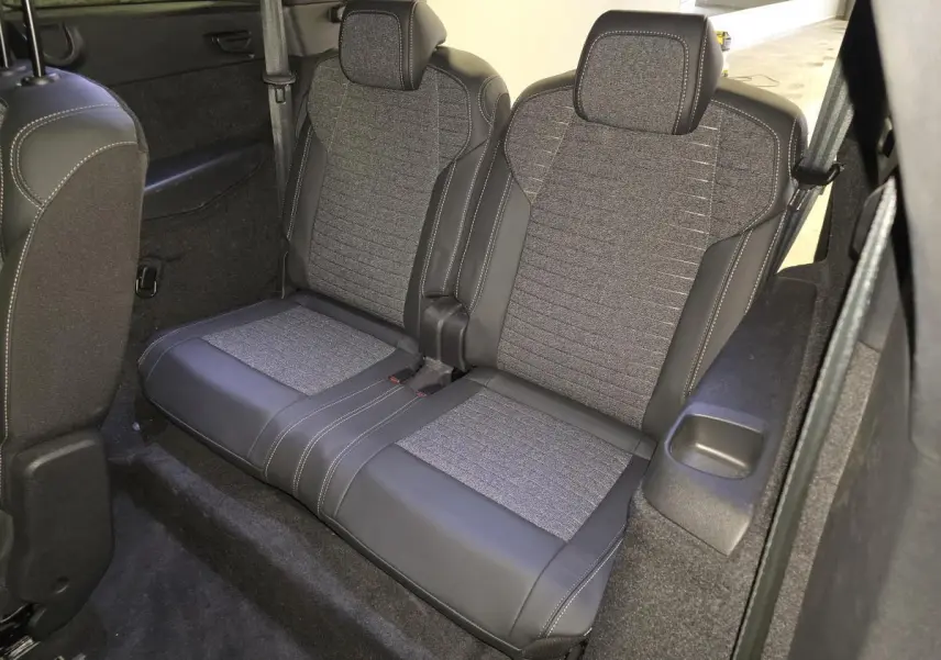 Vue rapprochée de la banquette 2 places arrière en tissu gris et cuir noir du Peugeot 5008 2025, côté droit.