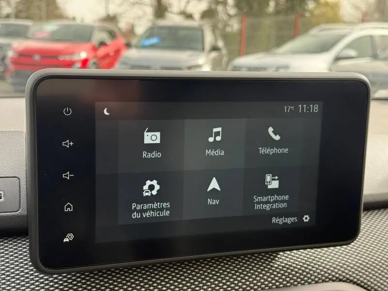 Écran tactile central du tableau de bord du Dacia Jogger 2025 affichant les options radio, média, téléphone et navigation.