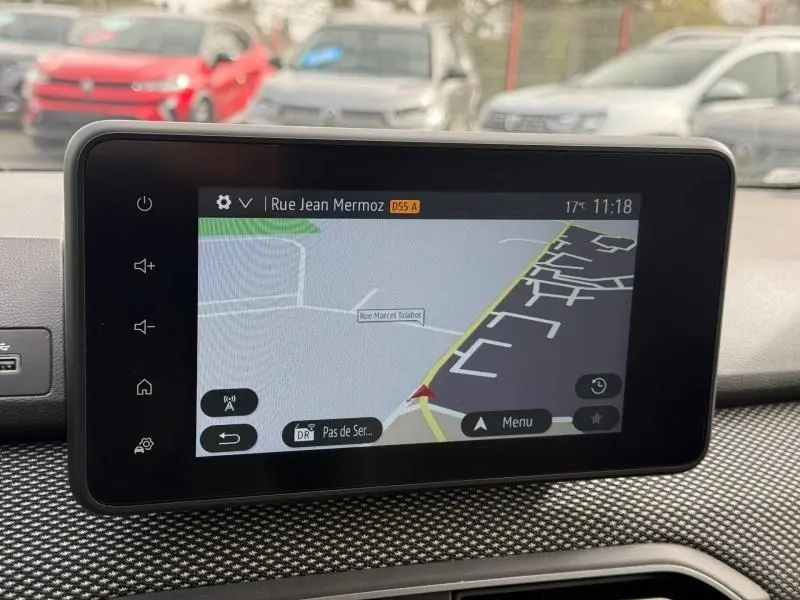 Écran tactile central du Dacia Jogger 2025 affichant la navigation, avec vue partielle sur le tableau de bord.