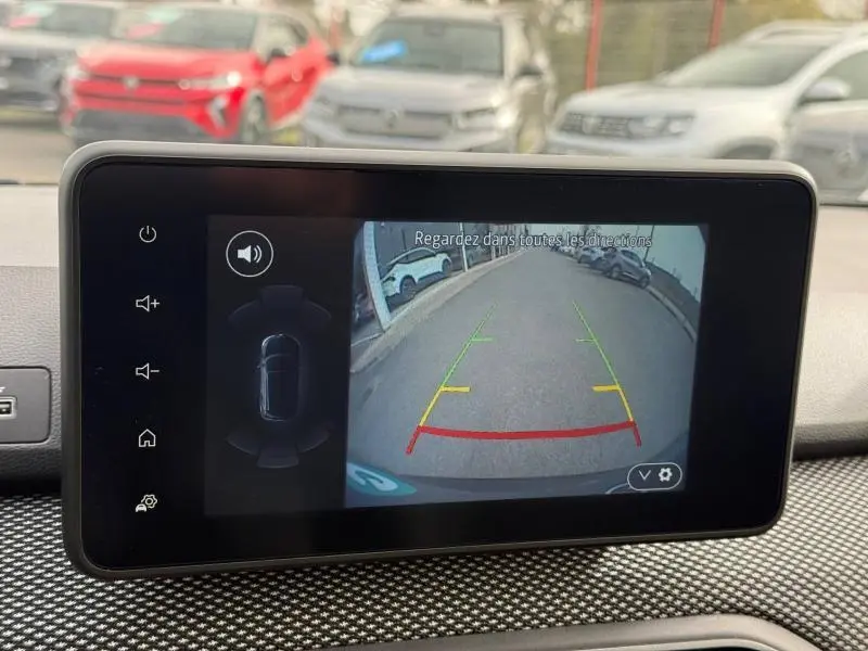 Écran intérieur montrant la caméra de recul du Dacia Jogger gris schiste métallisé, vue arrière avec lignes de guidage colorées.