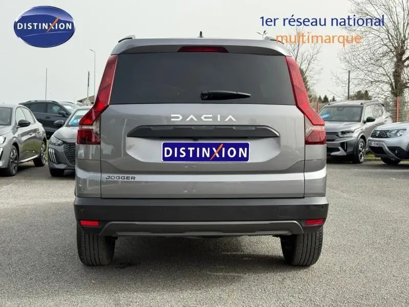Vue arrière d'un Dacia Jogger gris schiste métallisé 2025 avec logo et feux arrière verticaux distinctifs.