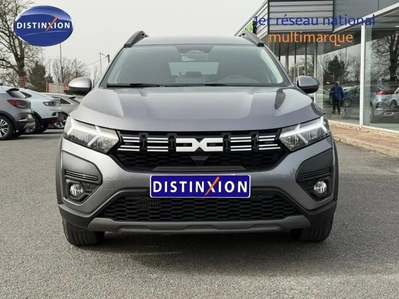 Vue frontale d'un Dacia Jogger 2025 gris schiste métallisé avec calandre noire et logo distinctif au centre.