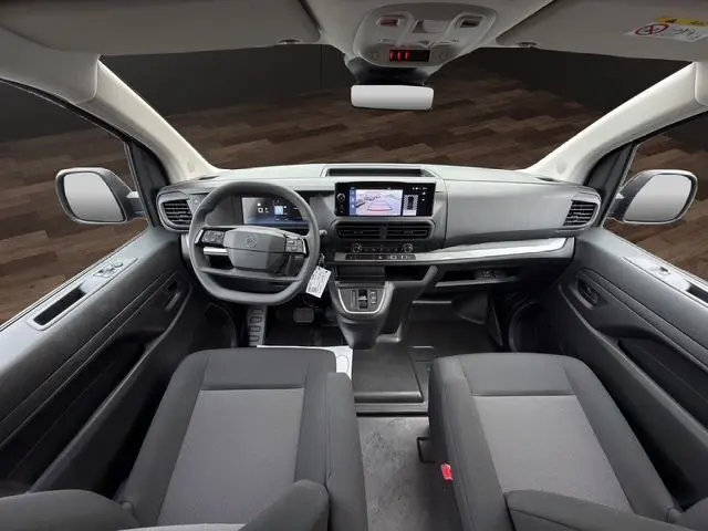 Vue intérieure avant du Citroën Jumpy noir 2025, tableau de bord moderne avec écran tactile central et volant multifonctions.