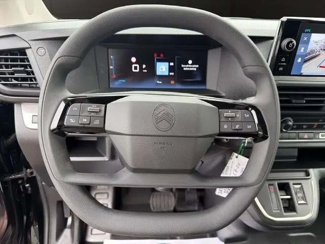 Vue rapprochée du volant multifonctions noir du Citroën Jumpy 2025 avec écran digital et commandes intégrées.